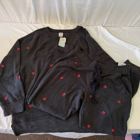 NWT Victoria’s Secret Black Sweater and Pants Set with Red Accents - Picture 1 of 9